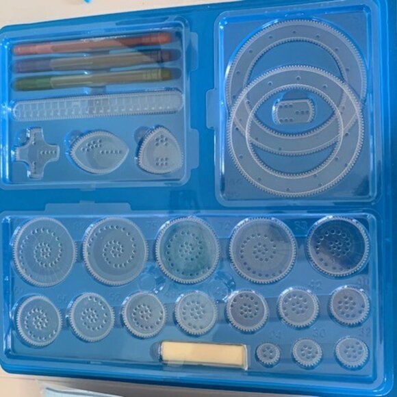 Hasbro Spirograph deluxe set 22 pieces by Kahootz - Picture 4 of 5